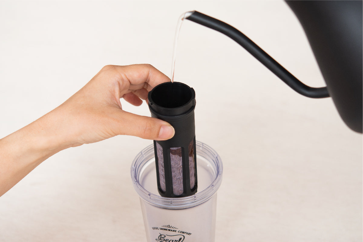 Rivers Wallmug Bearl Cold Brew strainer detail and cold brew setup